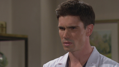 Finn (Tanner Novlan) ดูสับสนในตัวหนาและความสวยงาม