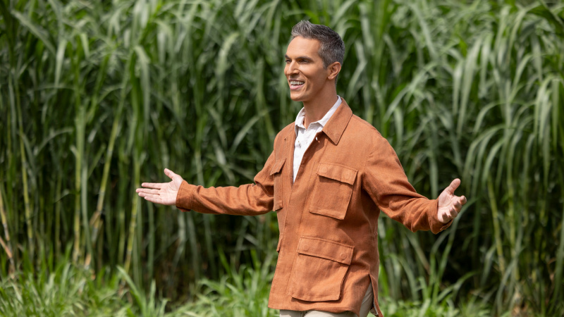  Ari Shapiro stojaci v poli v druhej sezóne The Mole