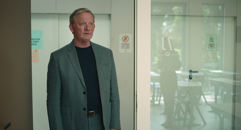   Daniel (Douglas Henshall) står i døråpningen til et klasserom på Erin's school