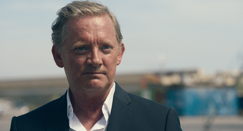   Daniel Lang (Douglas Henshall) sett fra skuldrene og opp, ser pent ut i en smoking - horisonten bak karakteren er ute av fokus