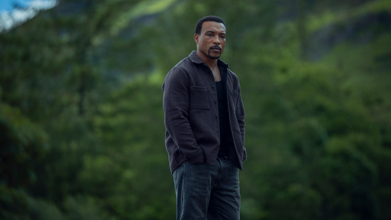 Ashley Walters nel ruolo di Josh in piedi su una collina in un bosco in Missing You
