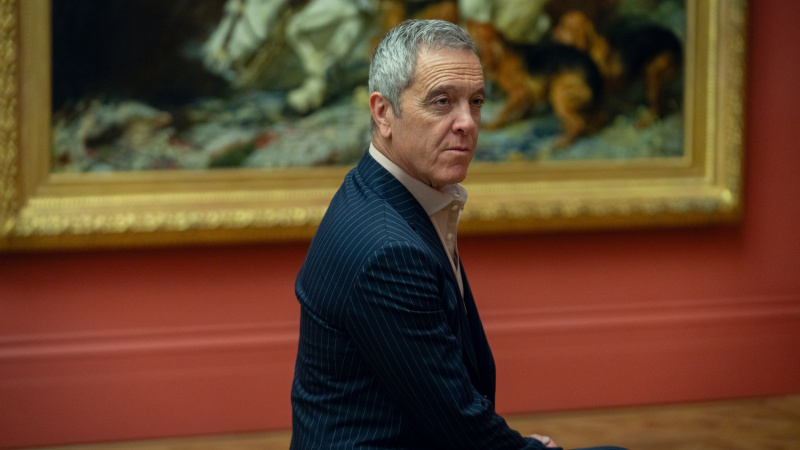   James Nesbitt nei panni di Calligan seduto davanti a un dipinto in una galleria.