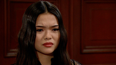   ลูน่า (ลิซ่า ยามาดะ) ดูกังวลในเรื่อง The Bold and the Beautiful