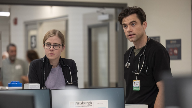   เทย์เลอร์ เดียร์เดน และแพทริค บอลล์ ใน The Pitt