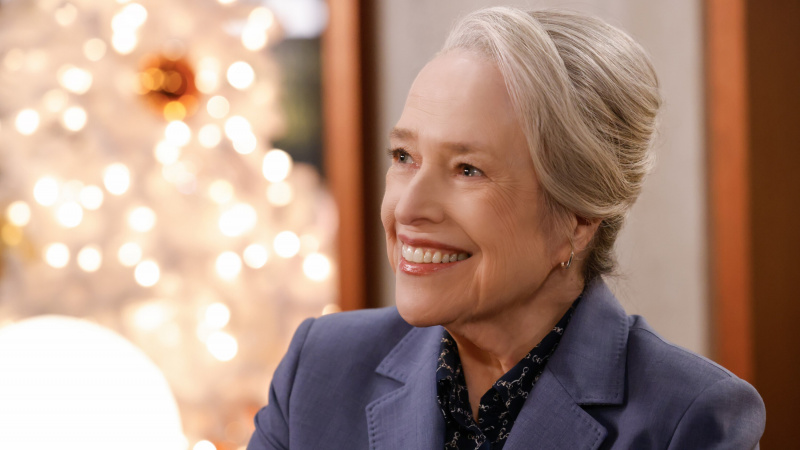   Kathy Bates, Matlock 7. bölümde Matlock rolünde gülümsüyor