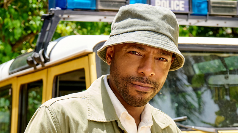  Death in Paradise 14. sezonda dizide Mervin rolünde Don Gilet yer alıyor's famous yellow cop car behind him