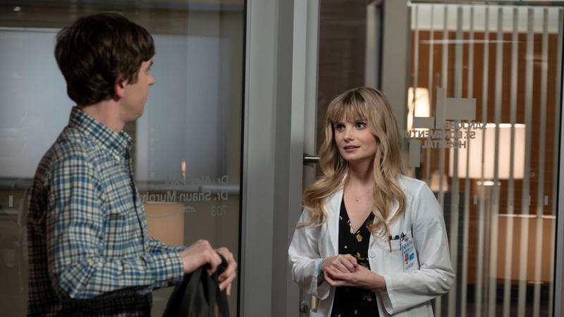   Freddie Highmore i Kayla Cromer u filmu Dobri doktor