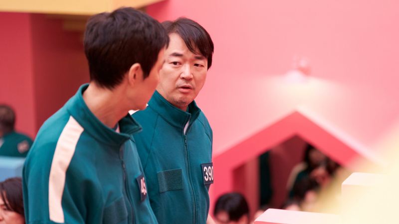   กีฮุนคุยกับเพื่อนที่ปล่องบันไดใน Squid Game ซีซั่น 2