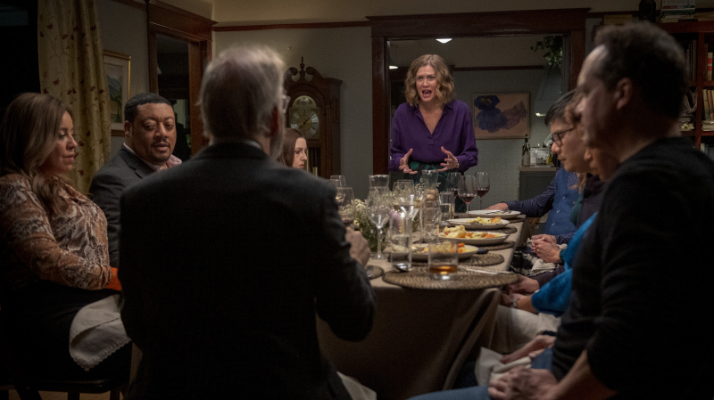   Η Mireille Enos φωνάζει στο τραπέζι του φαγητού στο Lucky Hank