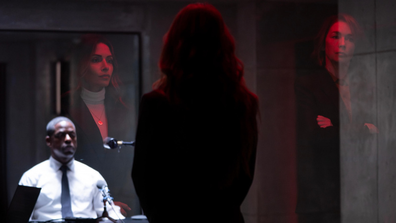   Sterling K. Brown comme Collins dans une salle d'interrogatoire dans le paradis épisode 2