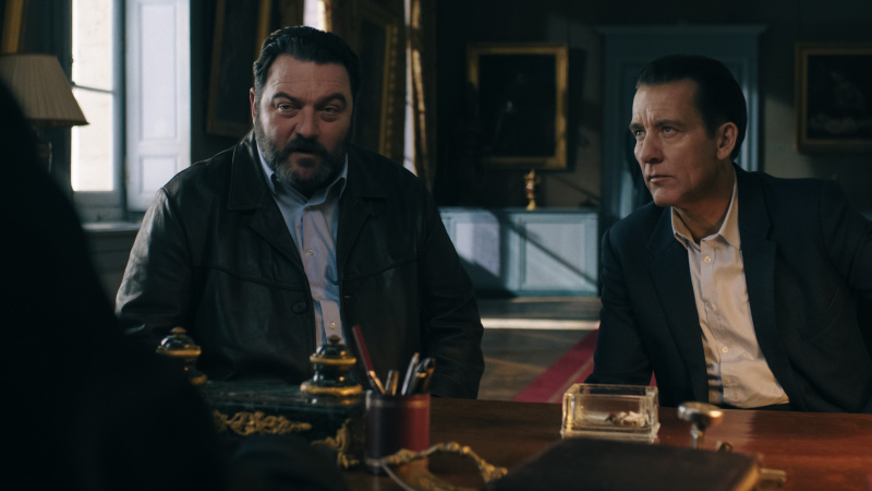   Denis Menochet ako Patrice Michaud, Clive Owen ako Sam Spade vo filme Monsieur Spade