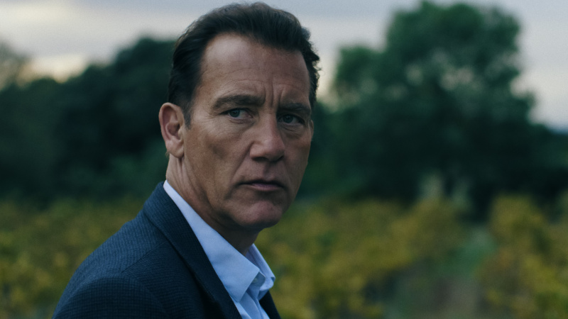   Clive Owen ako Sam Spade vo filme Monsieur Spade