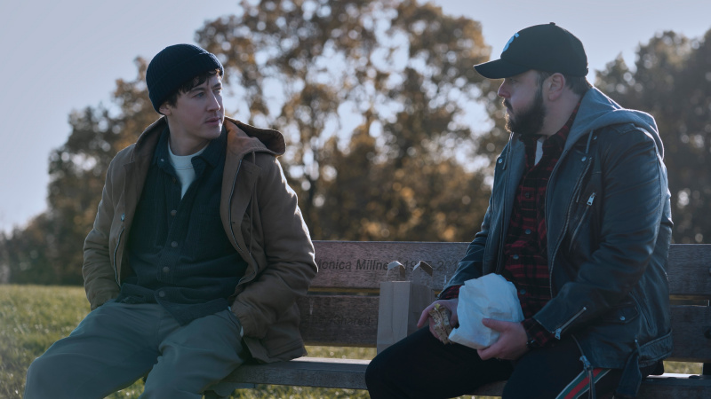   Ο Will (Alex Sharp) και ο Jack (John Bradley) κάθονται σε ένα παγκάκι στο 3 Body Problem