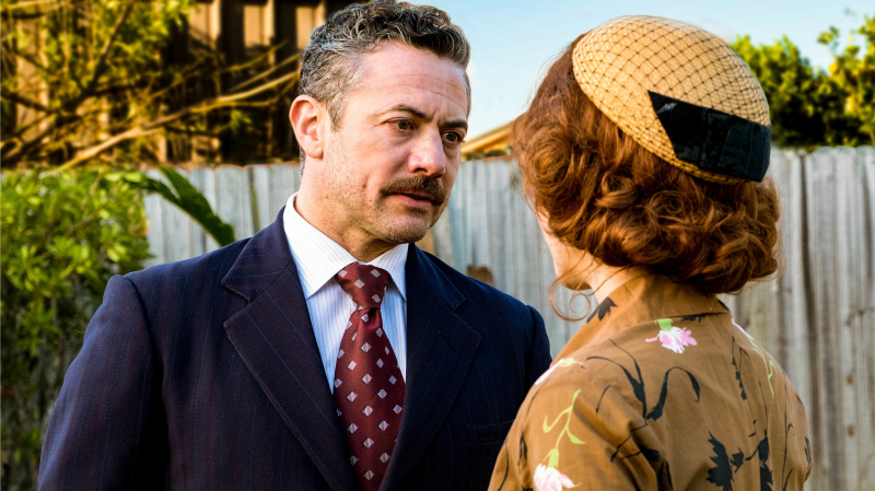   Terry (Warren Brown) täyspuvussa puhumassa Annielle (Faye Marsay) Ten Pound Pomsissa