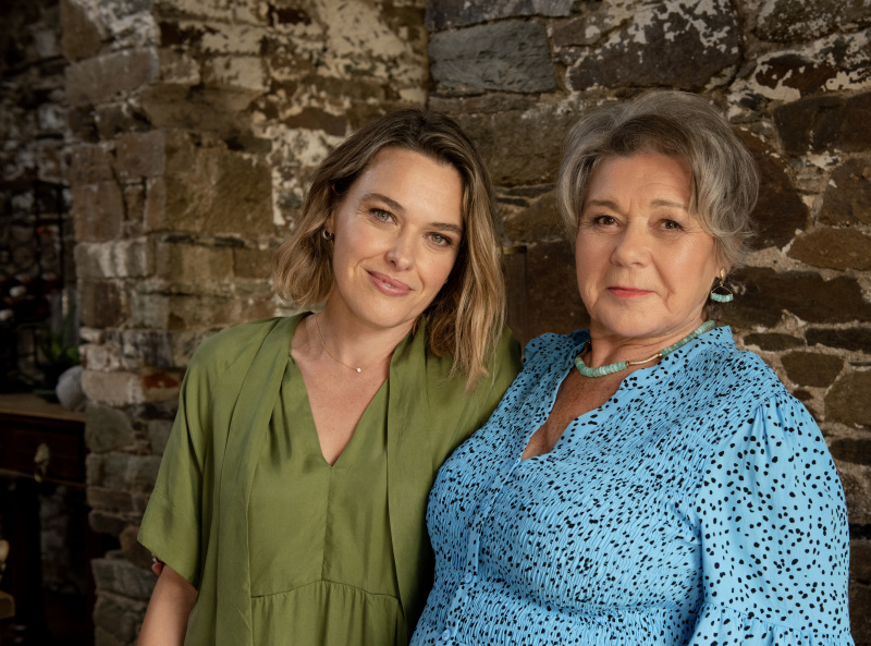   Sally Bretton y Barbara Flynn en el papel de Martha Lloyd y su madre Anne, de pie frente a un arco de ladrillo desgastado