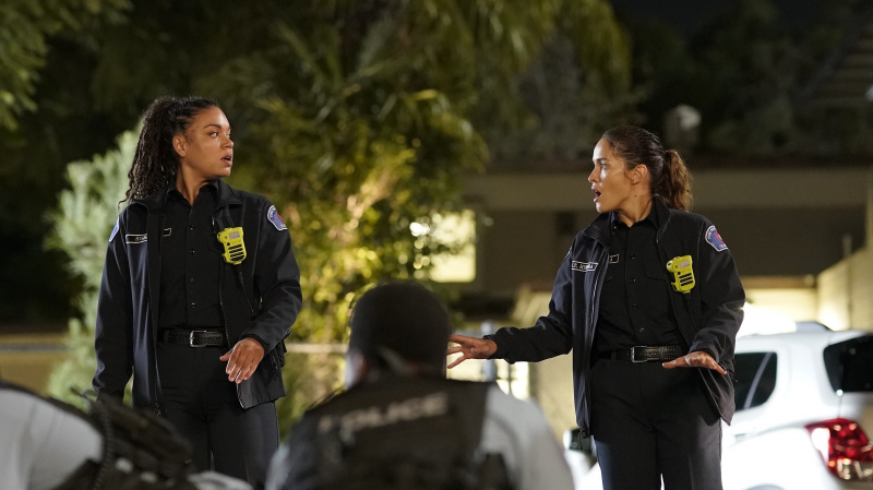   Barrett Doss și Jaina Lee Ortiz în rolul lui Vic și Andy pe scena din Station 19 sezonul 6