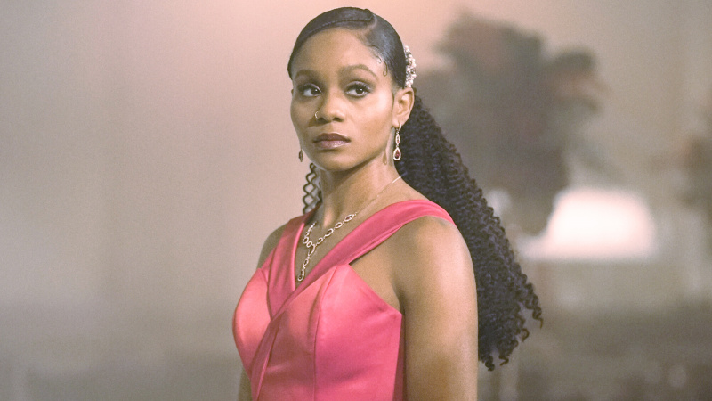   Η Geffri Maya ως Simone με ροζ φόρεμα στο All American: Homecoming season 2