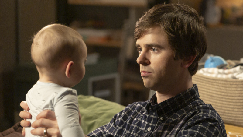   Freddie Highmore kao Shaun koji drži bebu u 7. sezoni Dobrog doktora