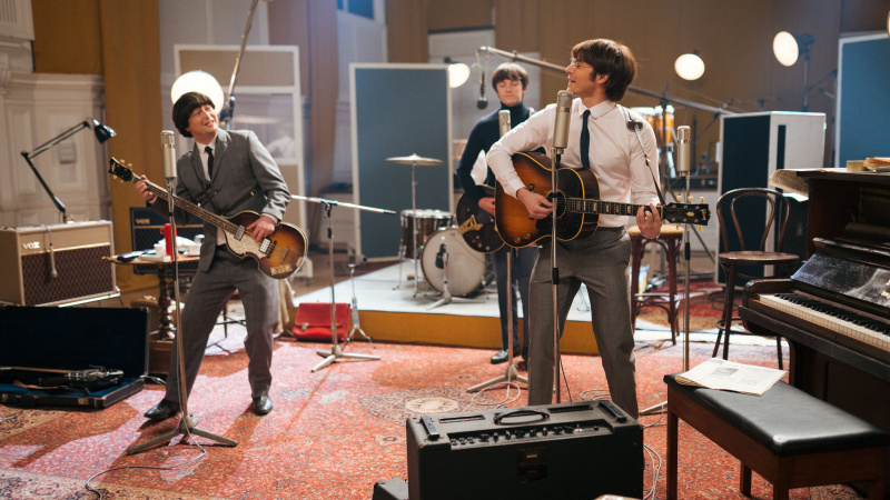   Ο Paul McCartney (George Caple), ο George Harrison (Philip Davies) και ο John Lennon (Chris Mason) παίζουν μαζί ως The Beatles στο επεισόδιο 2 της σεζόν 14 του Doctor Who