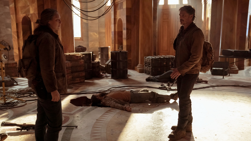   Tess (Anna Torv) a Joel (Pedro Pascal) stoja na mieste stretnutia so svetluškami v The Last Of Us