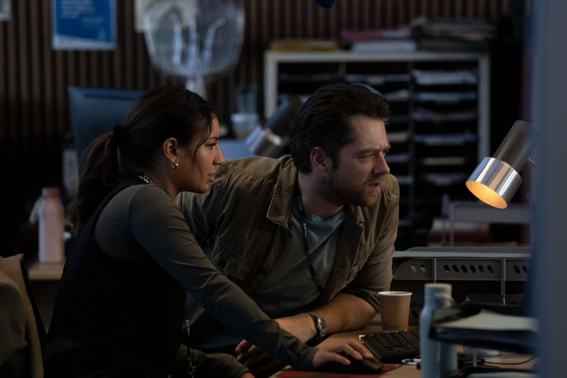  Lucie Shorthouse como Siobhan Clarke y Richard Rankin como John Rebus, encorvado sobre una computadora
