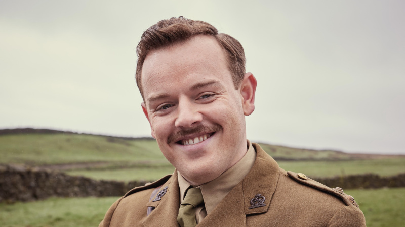 Callum Woodhouse v armádnej uniforme ako Tristan vo filme All Creatures Great and Small