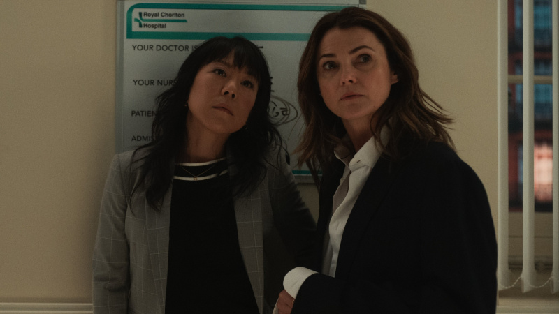   Eidra (Ali Ahn) และ Kate (Keri Russell) ใน The Diplomat ซีซั่น 2