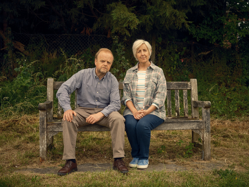  Toby Jones a Julie Hesmondhlagh hrajú partnerov vo filme Mr Bates vs The Post Office.