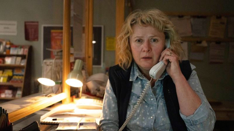  Jo Hamilton na telefóne v epizóde Mr Bates vs The Post Office 1