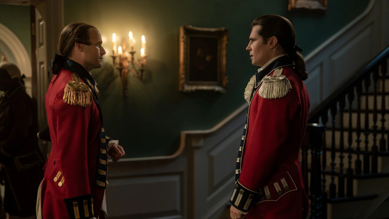   Căpitanul Richardson vorbește cu Lord John Gray în Outlander.