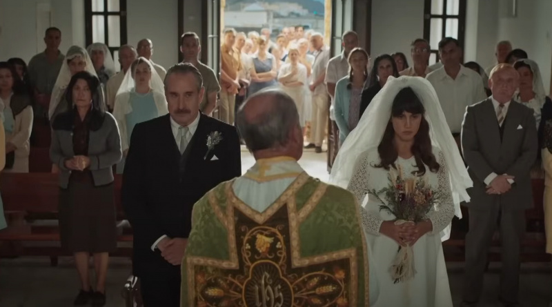   María se casa con Ramón en una iglesia española.