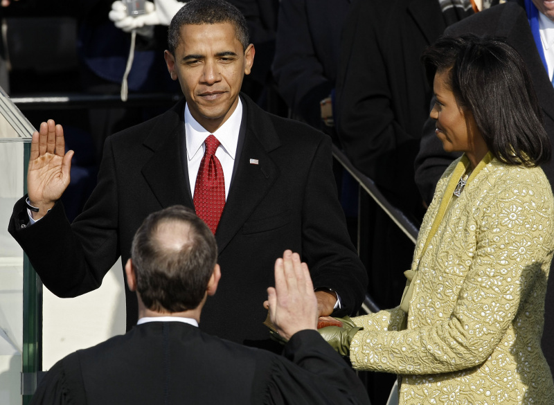  Esimene leedi Michelle Obama vaatab, kuidas Barack annab ametivannet.