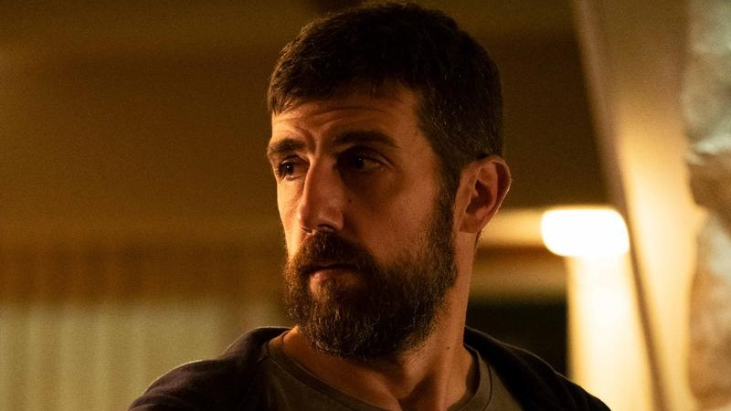 Ο Carter Hudson ως Teddy κοιτάζει στο επεισόδιο 7 της σεζόν 6 του Snowfall