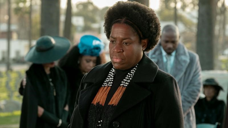   Ο Michael Hyatt ως Cissy Saint στον αδερφό της's burial in Snowfall season 6 episode 7