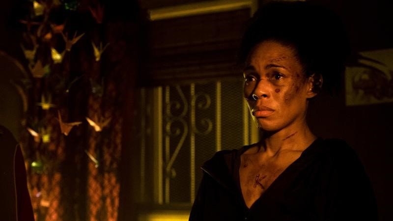   Η Angela Lewis ως Louie με μώλωπες στην 6η σεζόν Snowfall, επεισόδιο 7