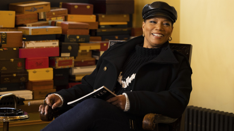 Η Queen Latifah ως Robyn McCall που χαμογελά σε μια καρέκλα στο The Equalizer