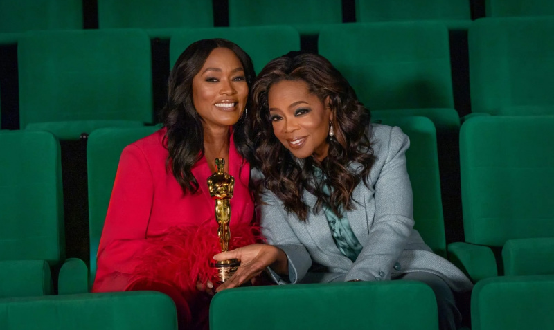 Oprah Winfrey istuu alas Angela Bassettin kanssa OWN Spotlightissa tänä iltana