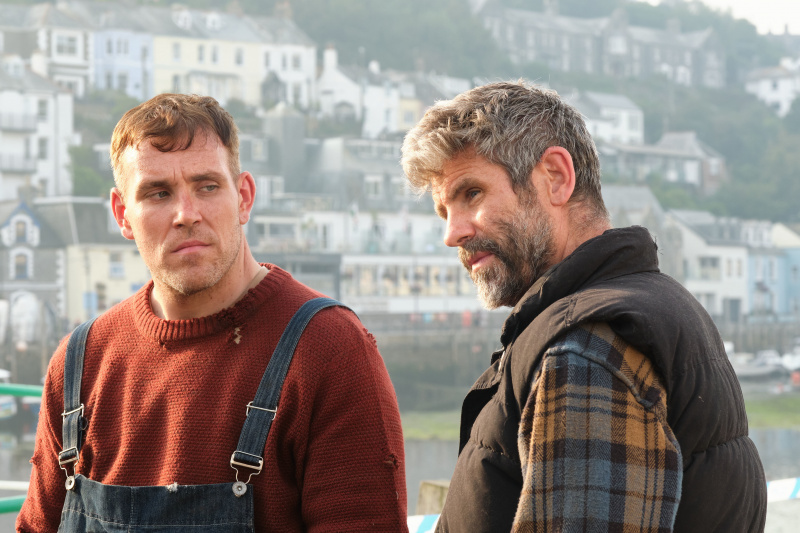   Sam Morgan (Louis Martin) และ Adam Morgan (Dan Skinner) ยืนอยู่บนท่าเรือใน Shipton Abbott โดย Sam หันหน้าไปทางกล้อง และ Billy หันหน้าไปทางซ้าย แซมมองบิลลี่ด้วยหางตา และมีความตึงเครียดระหว่างพวกเขาอย่างชัดเจน