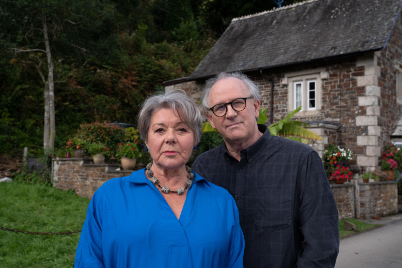   Anne Lloyd (Barbara Flynn) และ Richard (Peter Davison) ยืนอยู่บนเส้นทางด้านนอกกระท่อมของเธอ โดยทั้งคู่หันหน้าไปทางกล้อง