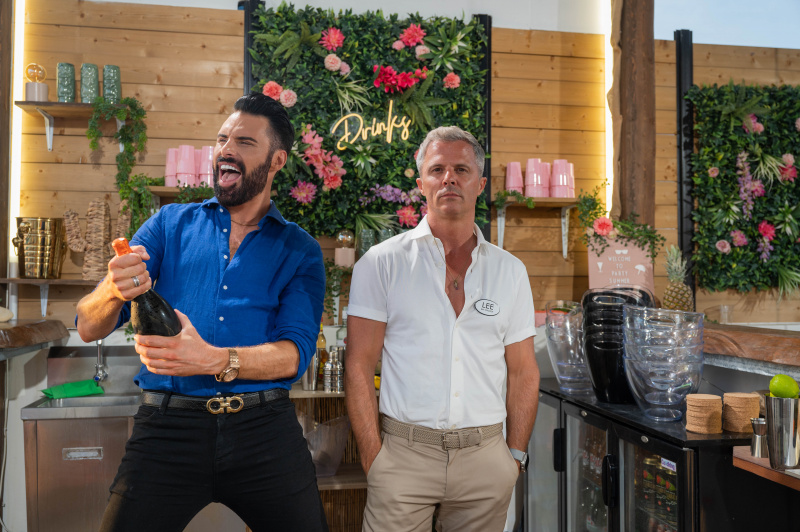  Rylan z vodjo bara Lee.