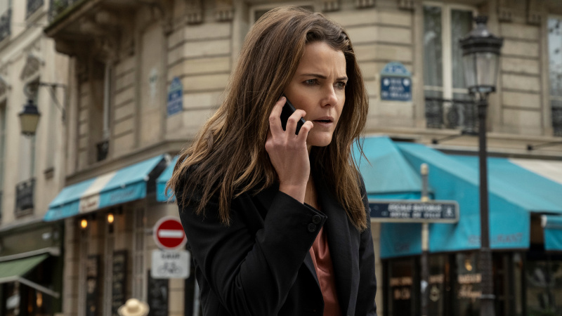 Kate Wyler (Keri Russell) กำลังคุยโทรศัพท์ในตอนจบซีซั่น The Diplomat