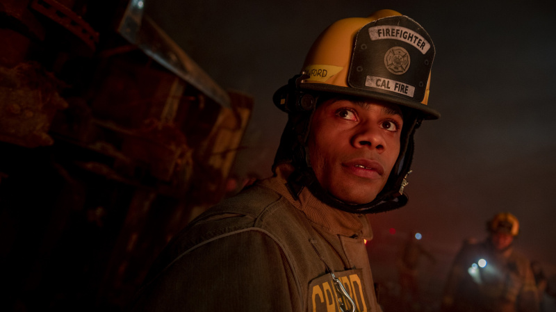   Jordan Calloway ako Jake Crawford v hasičskej výstroji vo Fire Country
