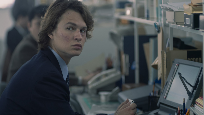 Ansel Elgort v Tokiu Vice