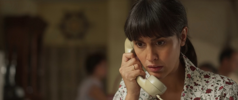   María al teléfono.