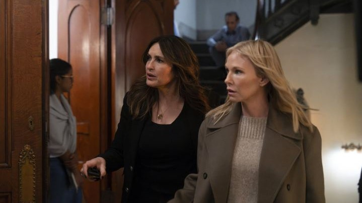   Law & Order: SVU'da Kaptan Olivia Benson rolünde Mariska Hargitay ve Amanda Rollins rolünde Kelli Giddish: SVU 25. sezon 11. bölüm