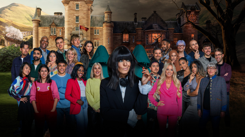   Une photo composite des acteurs de la troisième série de The Traitors UK devant le château des Traitors, photographié en partie à la lumière du jour et en partie la nuit. Claudia Winkleman est à l'avant avec deux capuches'Traitor' figures behind her, and the rest of the cast in their profile shots on either side.