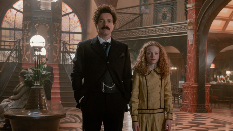   ยวน แม็คเกรเกอร์ และ อเล็กซา กูดดอลล์ ใน A Gentleman in Moscow