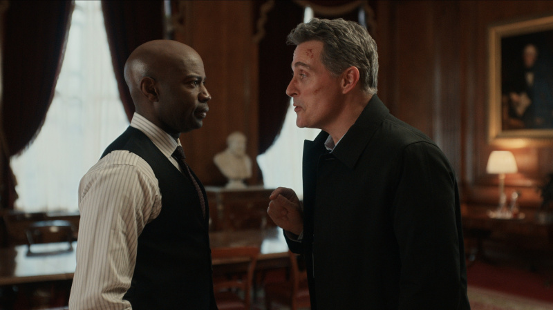   David Gyasi รับบท Austin Dennison และ Rufus Sewell รับบท Hal Wyler ใน The Diplomat ซีซั่น 2