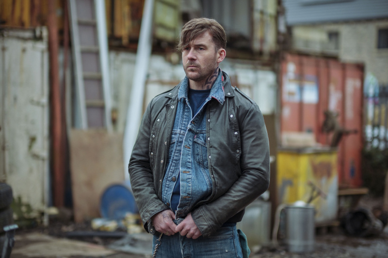   Ο Barry Sloane υποδύεται τον Eddie Wells στην επανάληψη του επεισοδίου 2 του Passenger