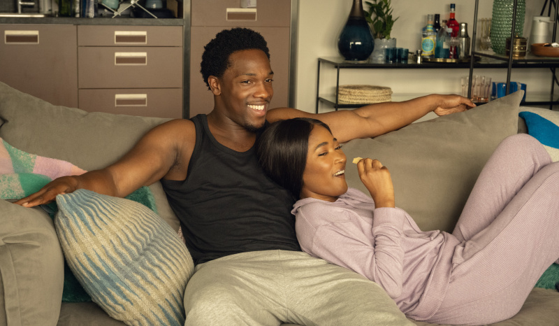   Michael (Tosin Cole) et Dionne (Adelayo Adedayo) sont sur le point de voir leur monde parfait bouleversé.